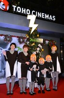 ティム・バートン監督の最新作「フランケンウィニー」の公開記念イベント「ドンピカリガッシャン クリスマスツリー点灯式」に登場したハリセンボン、木村カエラ（右端）ら。