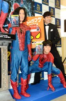 フォトセッションの一場面。綾部（中央）が懸命にスパイダーマンポーズを取った。