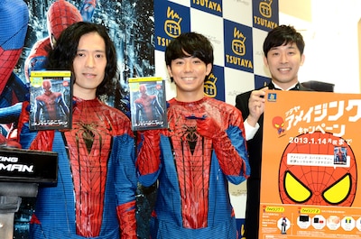 「アメイジング・スパイダーマン」のレンタル開始を記念して開催されたTSUTAYAのイベントに登場した（左から）ピースとあべこうじ。