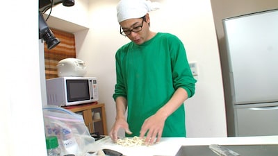 「いきなり！黄金伝説。」の「芸能人節約バトル 1カ月1万円生活」で料理を披露する平成ノブシコブシ吉村。(c)テレビ朝日