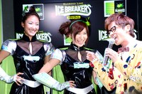 「ハッスルナイト」と藤森（右）。