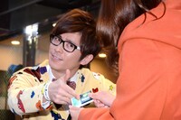 「ICE BREAKERS」の「ガラナライム」無料配布を行うオリエンタルラジオ藤森。