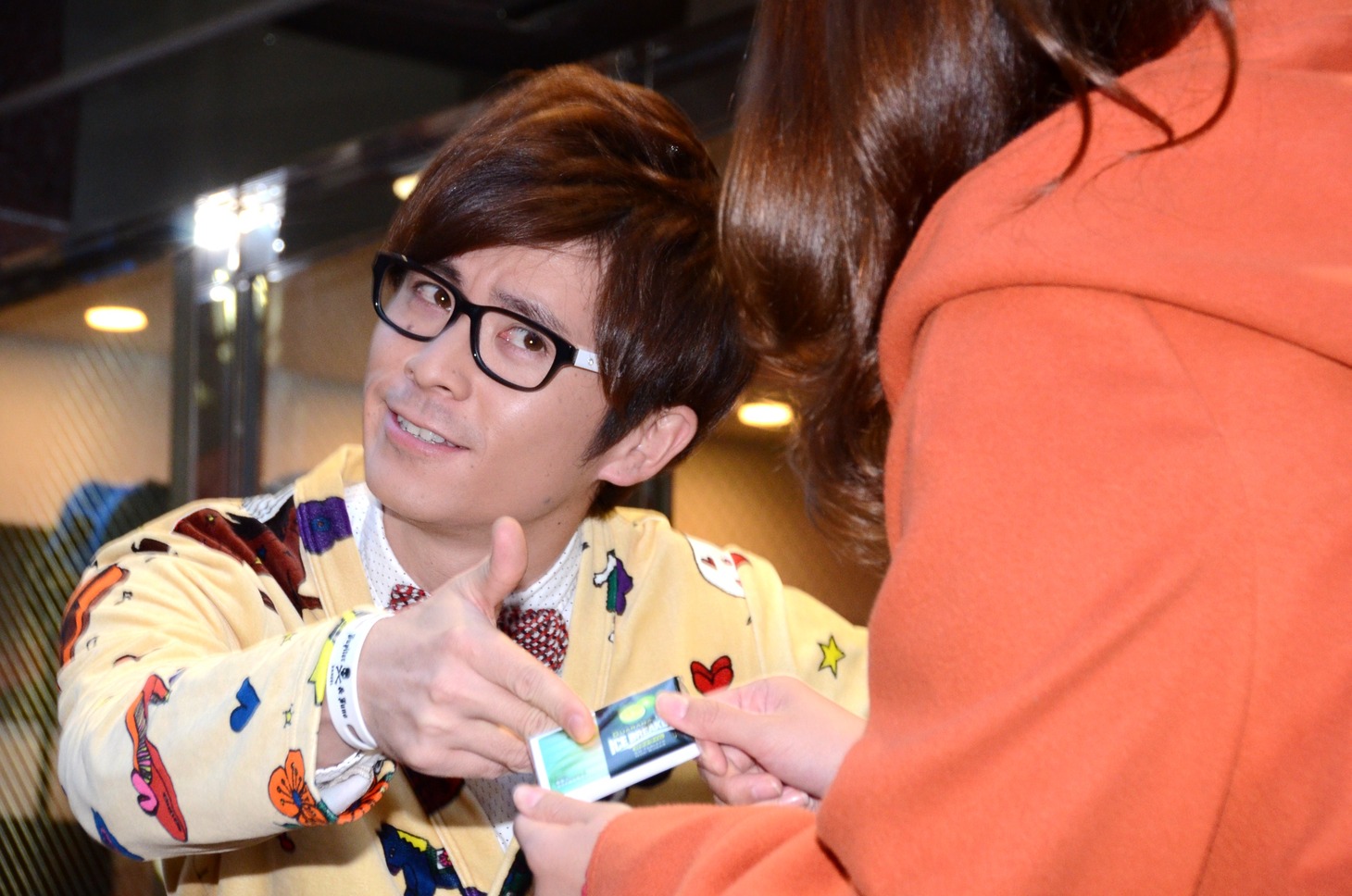 「ICE BREAKERS」の「ガラナライム」無料配布を行うオリエンタルラジオ藤森。