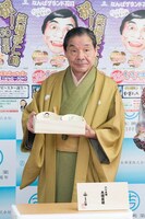 限定発売の夫婦茶碗を持つ笑福亭仁鶴。(c)吉本興業