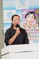 司会の西川かの子。