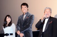 映画「カラスの親指」公開初日舞台挨拶に登場した村上ショージ（右）と、主演の阿部寛（中央）、石原さとみ（左）。