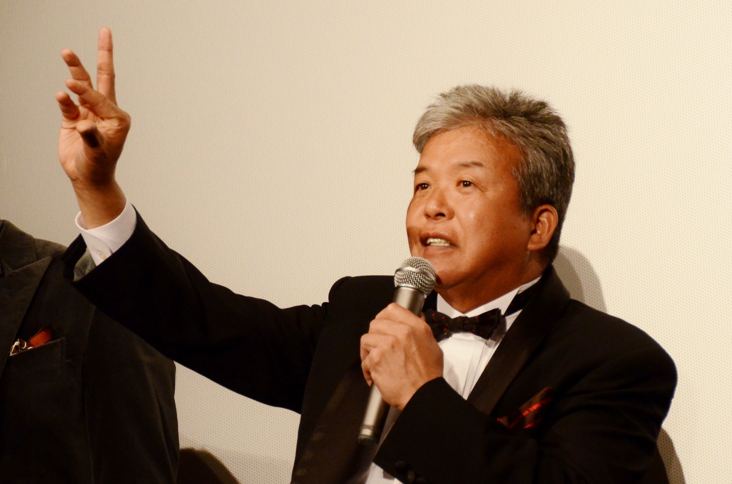 「『お母さん指』（人差し指）と『赤ちゃん指』（小指）はなかなかくっつかないが、そこに『お父さん指』（親指）を添えると意外とくっつく」と豆知識を話すショージ。