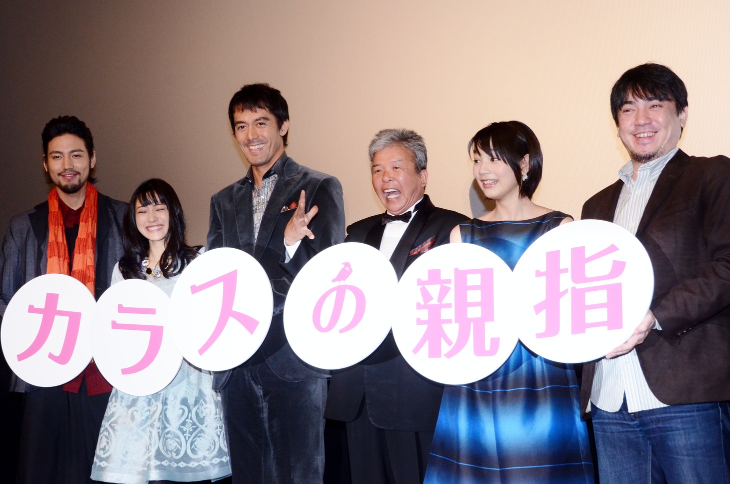 フォトセッションの様子。ショージ（右から3人目）が「ドゥーン！」を披露している。
