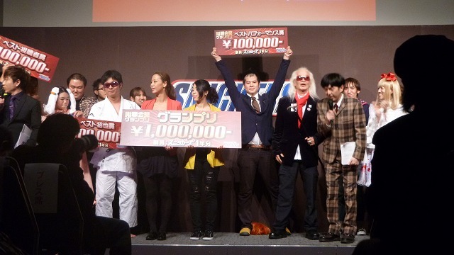 スニッカーズ主催、2丁拳銃司会の「謝罪会見グランプリ」の模様。