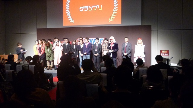 スニッカーズ主催、2丁拳銃司会の「謝罪会見グランプリ」の模様。