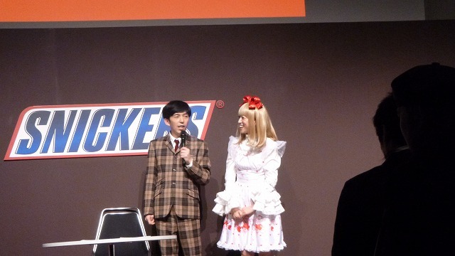 スニッカーズ主催、2丁拳銃司会の「謝罪会見グランプリ」の模様。