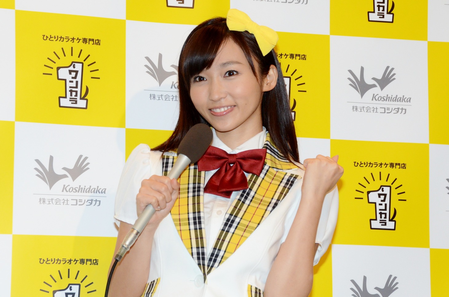 取材用のマイクを手にフォトセッションに応じる吉木りさ。