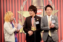 「日清食品 THE MANZAI 2012」の本戦サーキット5日目で3位になった囲碁将棋（右）と、MCを務めた中山功太（左）。