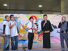 東京・京急百貨店上大岡店1階特設ステージの「沖縄・九州うまいもの会」にて開催された、Bコース・タケトMC、シベリア文太、レイザーラモンRG、ぬらりひょんによる「沖縄クイズ大会」。