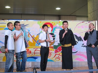 東京・京急百貨店上大岡店1階特設ステージの「沖縄・九州うまいもの会」にて開催された、Bコース・タケトMC、シベリア文太、レイザーラモンRG、ぬらりひょんによる「沖縄クイズ大会」。