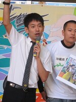 寒い中半袖でMCの腕をふるったタケト。突然持ちネタをやりだす文太＆RGと通りすがりの観客の貴重な架け橋となっていた。