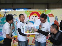 ぬらりひょんは恩納村での生活をパネルで報告。先輩たちからいろいろツッコまれてしまう。