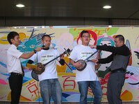 恩納村で勉強した三線を披露したぬらりひょん。