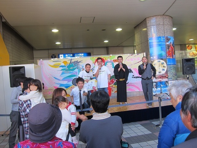 クイズ大会で積極的に観客に話しかけていたタケト。千原ジュニアのエピソード通り、中年女性にしばしば目を付けていた。