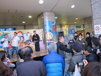 RGファンも駆けつけた上大岡。最終的には歌いながら握手を行うショー形式に。