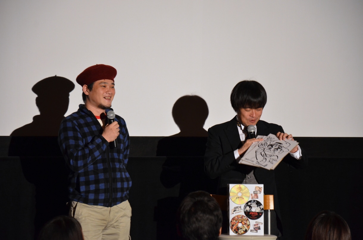 プレゼント抽選会の模様。ニイルセンは当初このイベントへの出演を渋っていたが、「ベレー帽を用意してくれるなら出演する」という希望が通り、晴れて出演することになった。