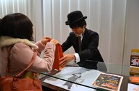 ビームスT 原宿でDVD発売記念Tシャツを販売するバカリズムほぼ監督。