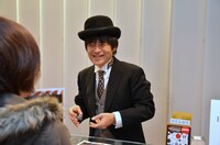 ビームスT 原宿でDVD発売記念Tシャツを販売するバカリズムほぼ監督。