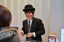 ビームスT 原宿でDVD発売記念Tシャツを販売するバカリズムほぼ監督。