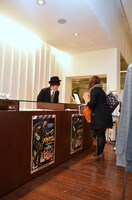 ビームスT 原宿でDVD発売記念Tシャツを販売するバカリズムほぼ監督。