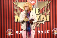 MCの中山功太。