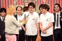 トークコーナーに野球のグローブを持参する勝又・弟（中央）。