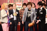 勝又・弟が持参した野球のグローブをなぜか手渡され、そのままトークを行うスパローズ森田（中央）。