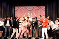 「THE MANZAI 2012」本戦サーキット最終日となった5日目。全20組のネタが終了した後のトークコーナーで盛り上がる芸人達。