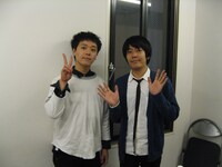 写真はうしろシティ。左が金子、右が阿諏訪。