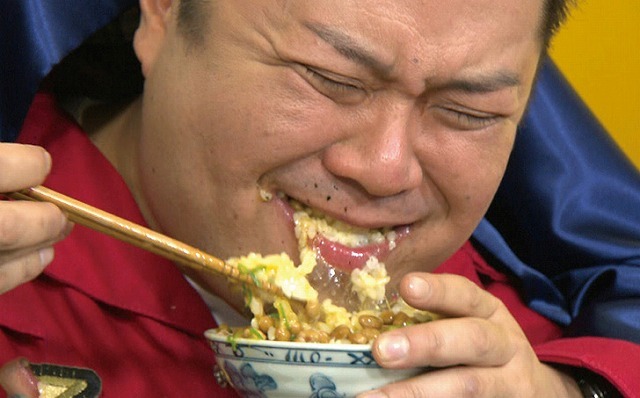 「双子軍団息ぴったりバトル」の二人羽織対決。小杉が最初に食べたいものを吉田はピタリと当てて見せる。