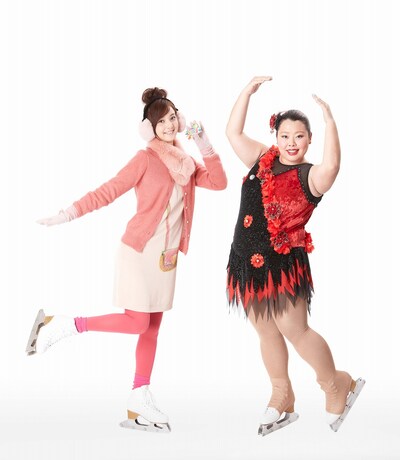 ロッテのガム新商品「Fit's MAGIQ MIX7+1」の新CMに出演する渡辺直美（右）と佐々木希（左）。