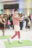 ロッテのガム新商品「Fit's MAGIQ MIX7+1」の新CMに出演する渡辺直美（左奥）と佐々木希（中央）。写真はCM撮影の一場面。