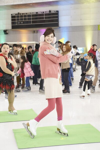 ロッテのガム新商品「Fit's MAGIQ MIX7+1」の新CMに出演する渡辺直美（左奥）と佐々木希（中央）。写真はCM撮影の一場面。