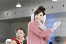 ロッテのガム新商品「Fit's MAGIQ MIX7+1」の新CMに出演する渡辺直美（奥）と佐々木希（手前）。