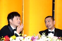 山崎邦正（左）と松本人志（右）。