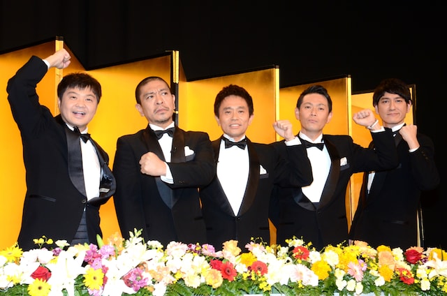 「ダウンタウンのガキの使いやあらへんで!! 大晦日年越しスペシャル!! 絶対に笑ってはいけない熱血教師24時！」に出演する「ガキ使」メンバーの（左から）山崎邦正、ダウンタウン、ココリコ。