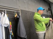 持参した衣装を並べるRG。衣装も小道具も全部自前。