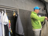 持参した衣装を並べるRG。衣装も小道具も全部自前。