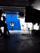 収録の一場面。都会の雰囲気。