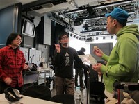 この日の収録を無事に終え、バイクが故障した作家と足の筋肉を断裂したディレクターと談笑するRG。