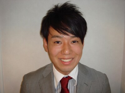 「よしもとiPhone同好会」にてコラム連載をスタートさせた、“同好会で一番iPhoneに詳しすぎる芸人”かじがや卓哉。