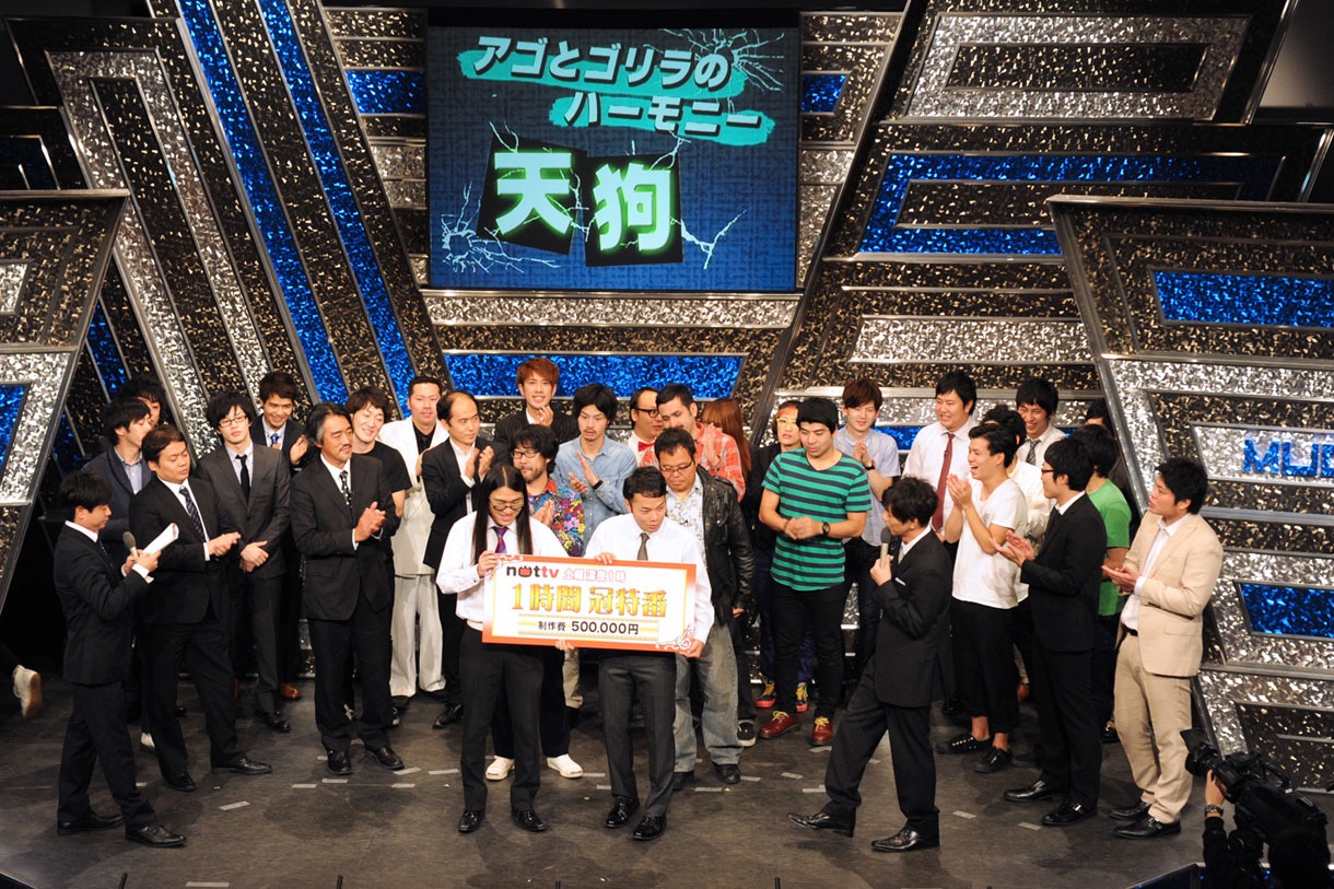 ライブイベント「よしもとGet King of Kings Live powered by NOTTV」で見事優勝した天狗（中央）と出演者達。