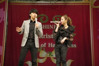 CD「優しい顔で近づかないで」発売記念イベントに出演したピース綾部（左）とYU-A（右）