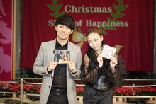 CD「優しい顔で近づかないで」発売記念イベントに出演したピース綾部（左）とYU-A（右）。