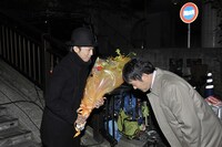 渡辺いっけいから花束を渡されたピース綾部。(c)YTV